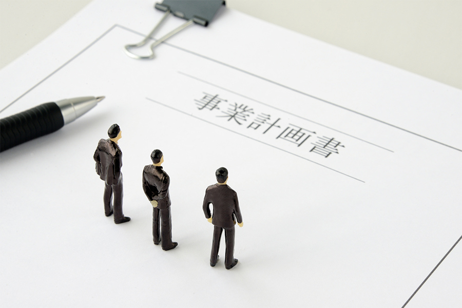 開業前に事業計画書を作成するイメージ画像