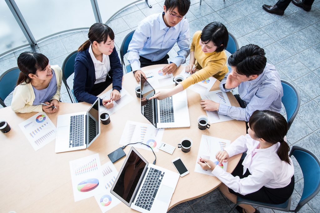 企業でウェビナー開催の打ち合わせをするイメージ