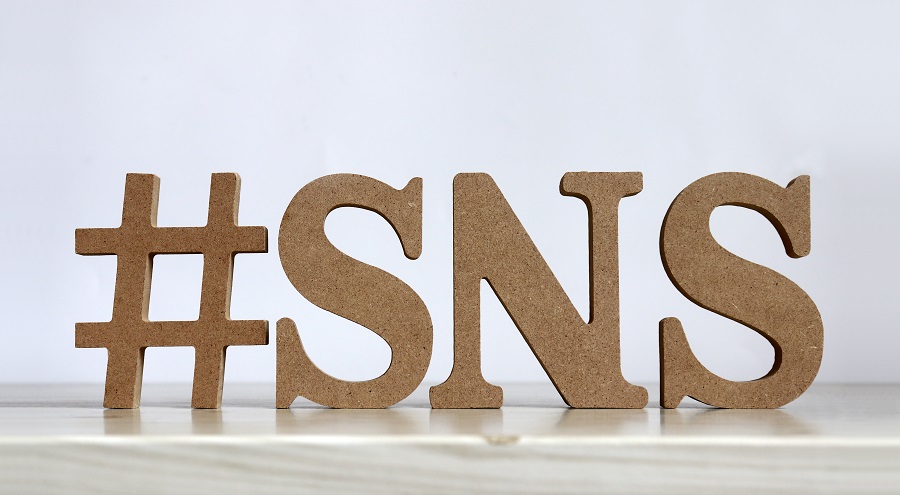 SNSと書かれた文字があるイメージ画像