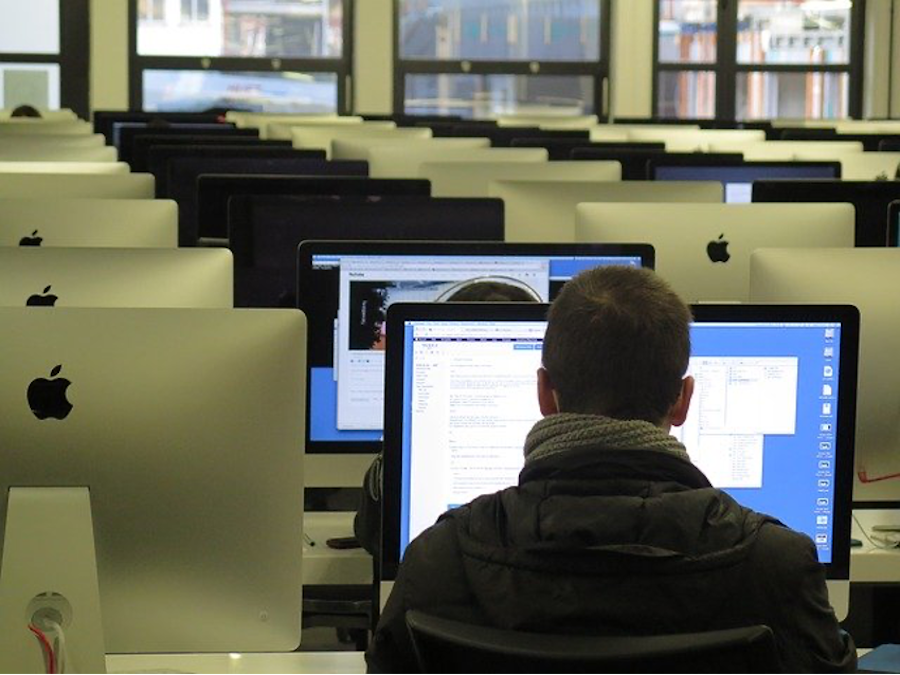 MRMが注目される背景を調べるイメージ