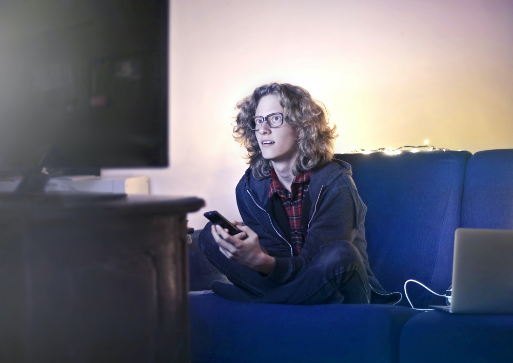 テレビCMを見るインターネット世代の若者