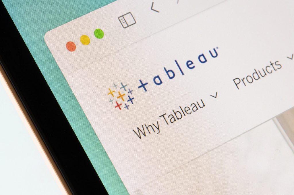 Tableauを使ってデータの可視化を図るイメージ