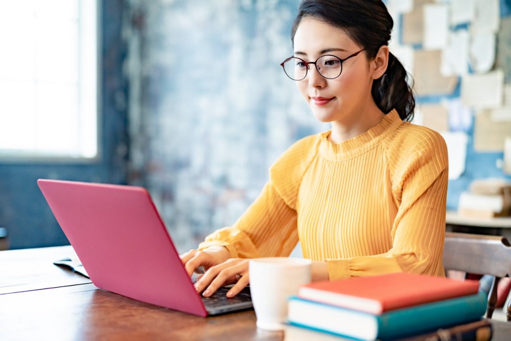 Notionを使う女性のイメージ