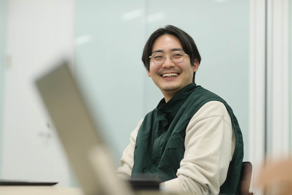 (企画開発部 マーケティング課/自社ニットブランド「ANNUAL(アニュアル)」デザイナー 関川恵三さん)