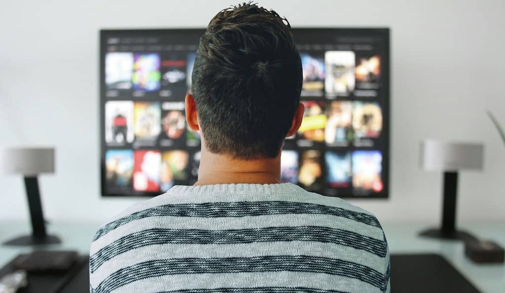 テレビを見る若者の後ろ姿