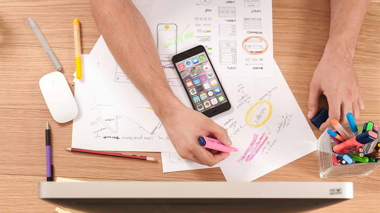 中小企業のデジタルマーケティング戦略を立てるイメージ