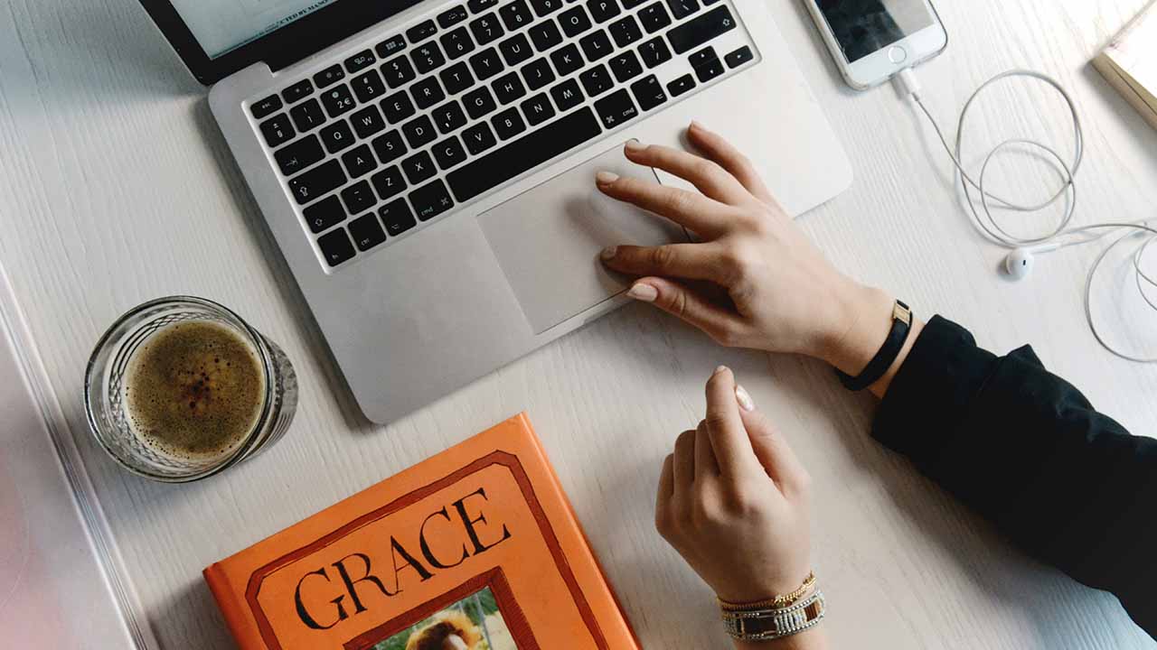 クラウドCMSで効率的なサイト運営を行うイメージ