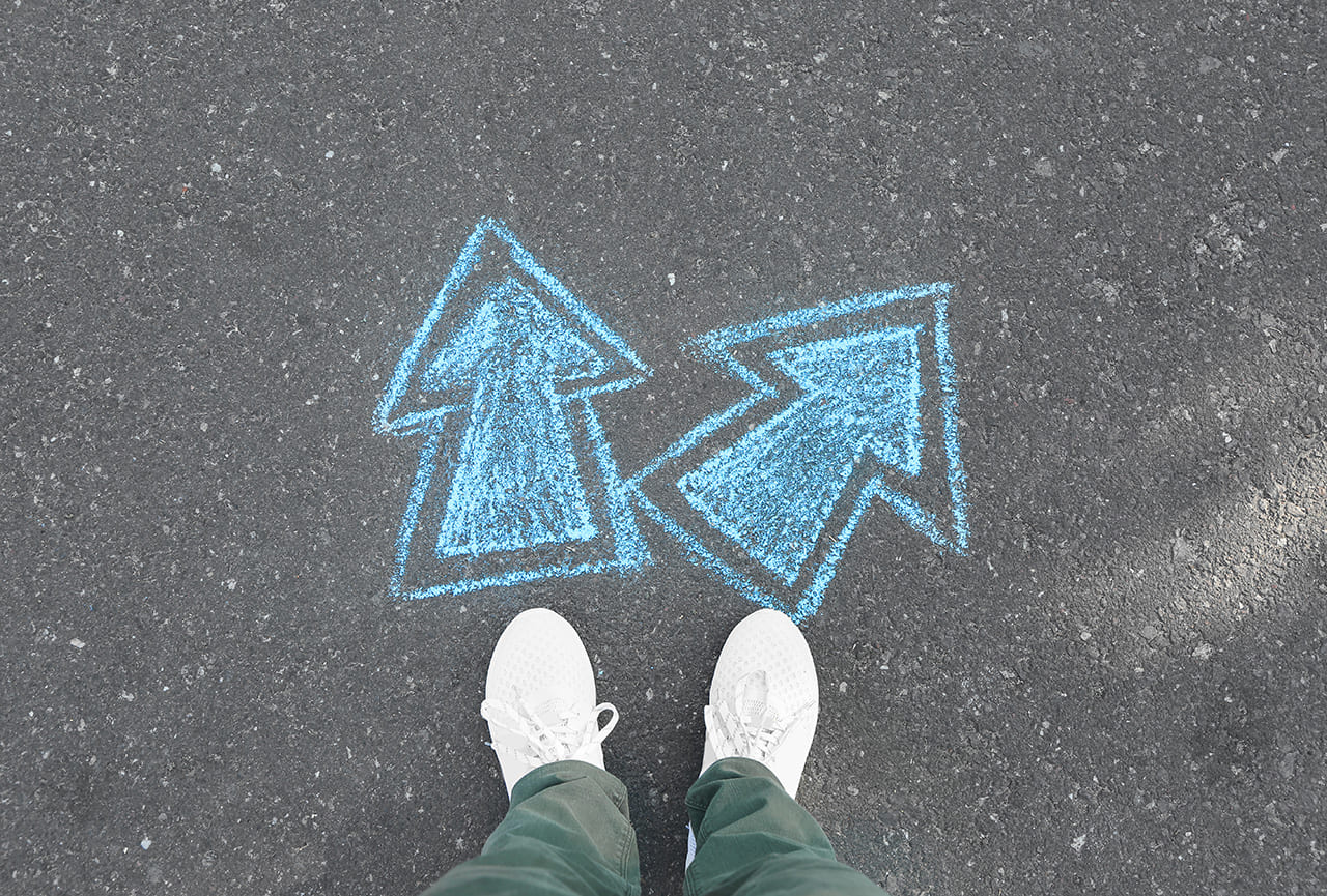 月5万円でリスティング広告を運用するなら自社と代理店どっちが得かを調べるイメージ